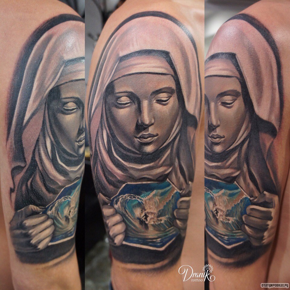 Фотография татуировки под названием «Монашка с серфером в руках»