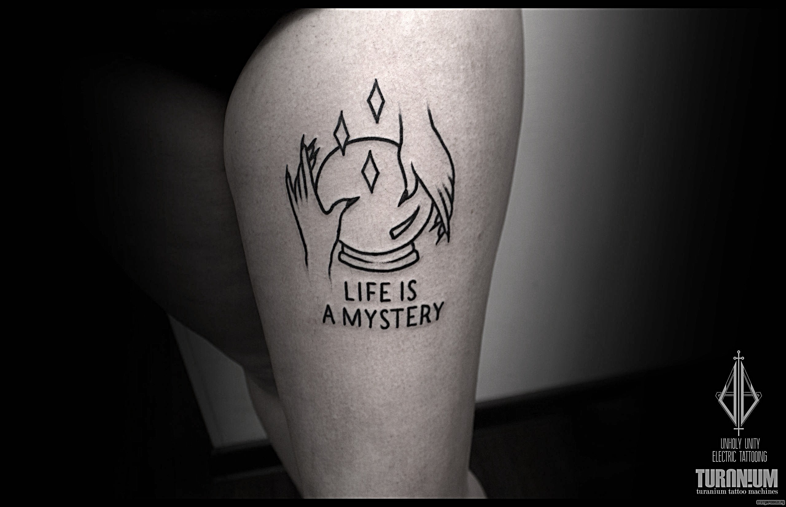 Фотография татуировки под названием «Life is a mystery»