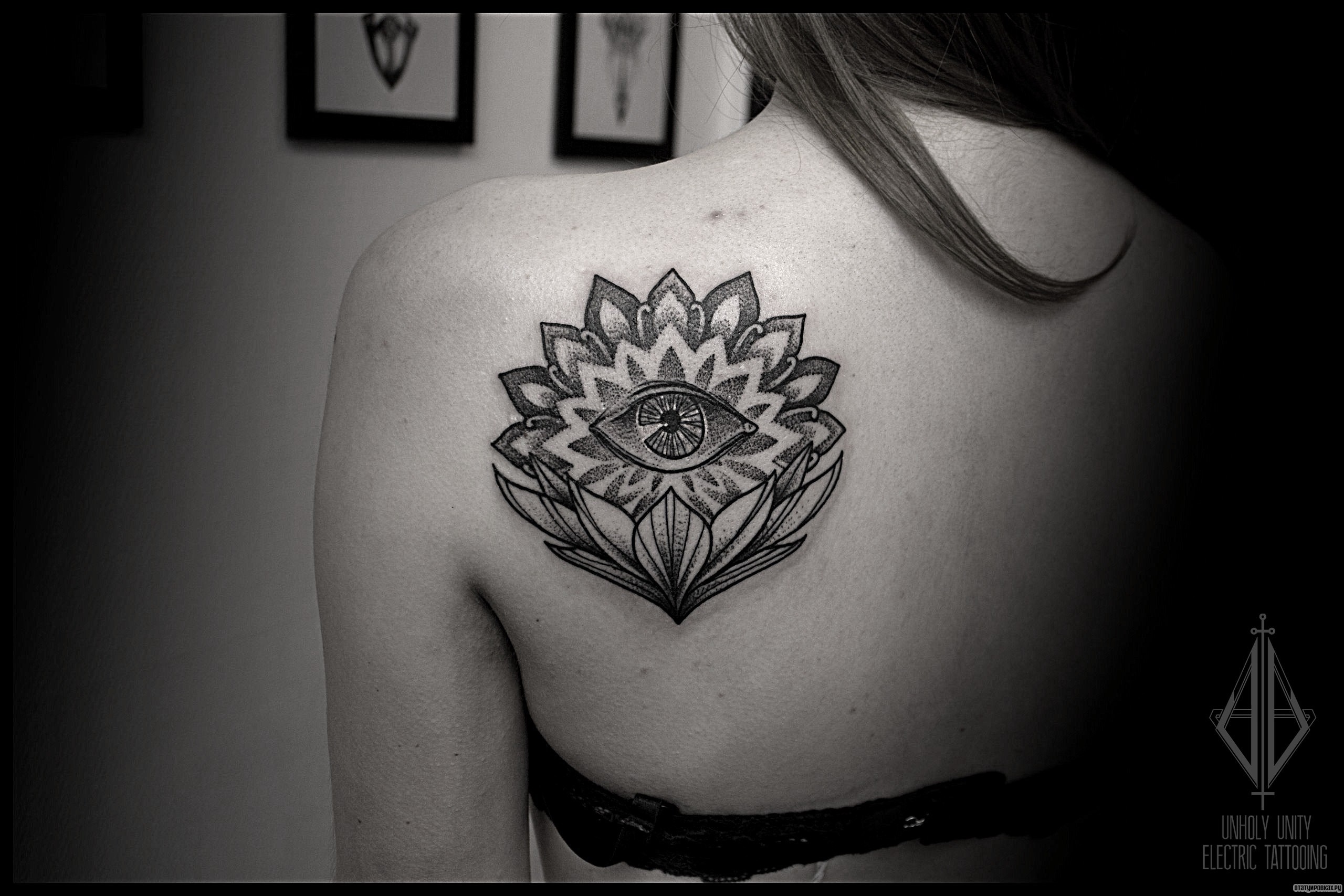 Фотография татуировки под названием «Мандала и глаз с лотосом»
