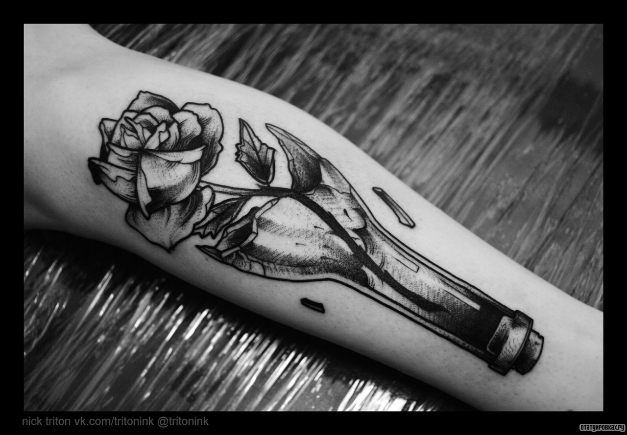 Фотография татуировки под названием «Роза в разбитой бутылке»