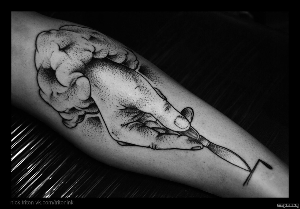 Фотография татуировки под названием «Рука с ножом из тучи»