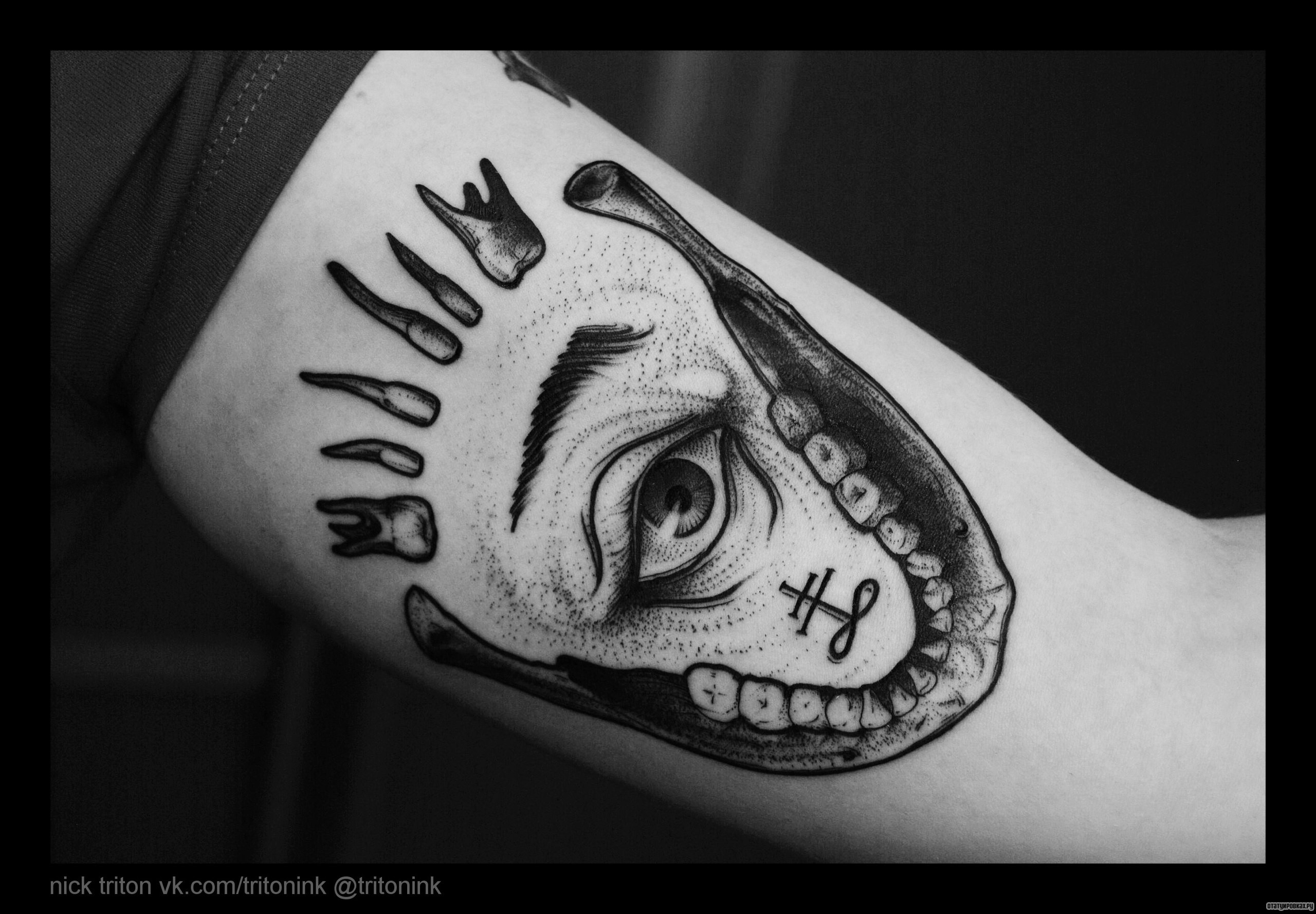 Фотография татуировки под названием «Глаз и нижняя человеческая челюсть»