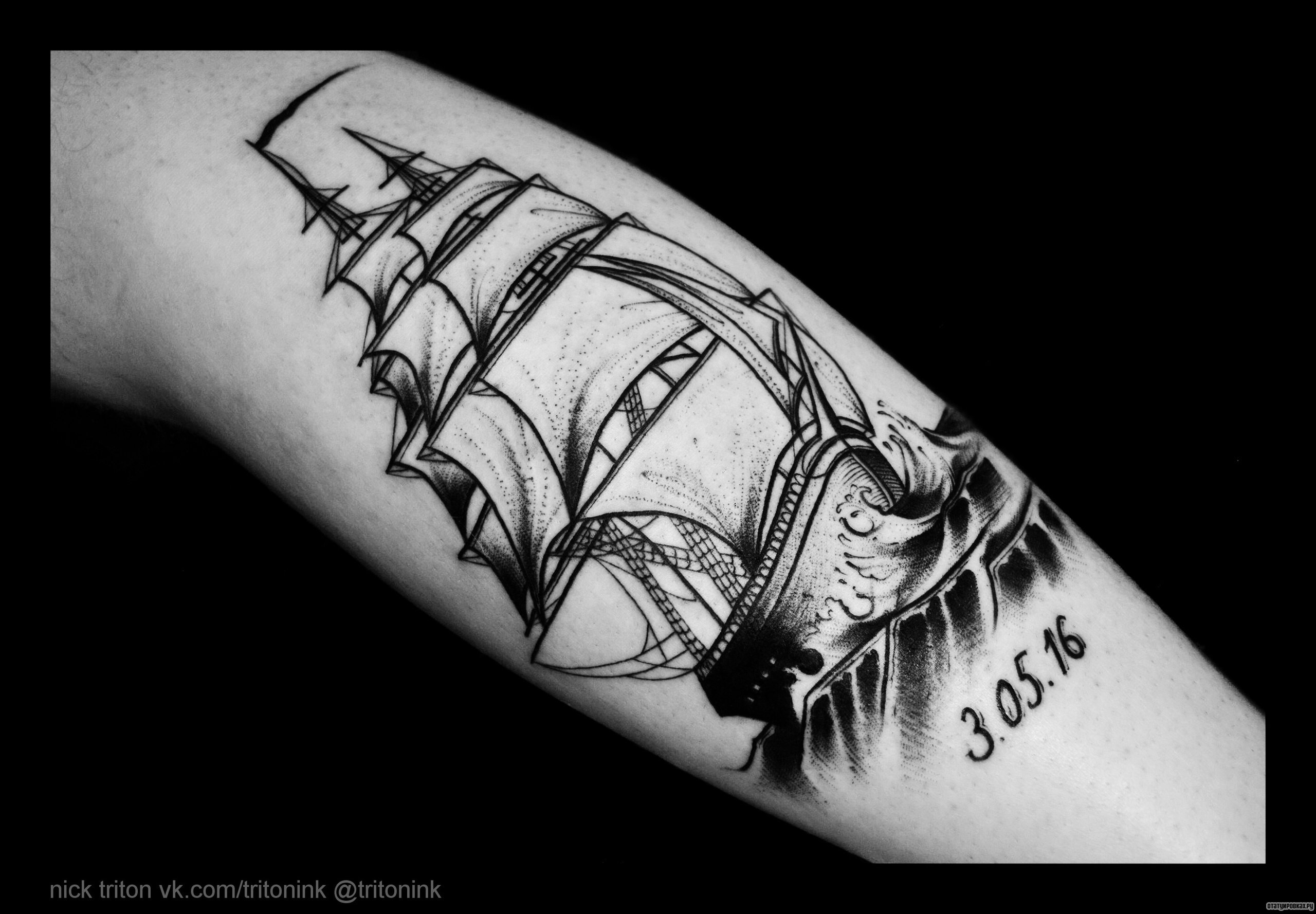 Фотография татуировки под названием «Парусник корабль с датой»
