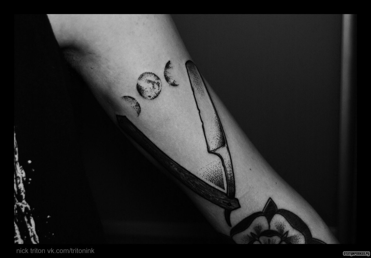 Фотография татуировки под названием «Бритва и луна»