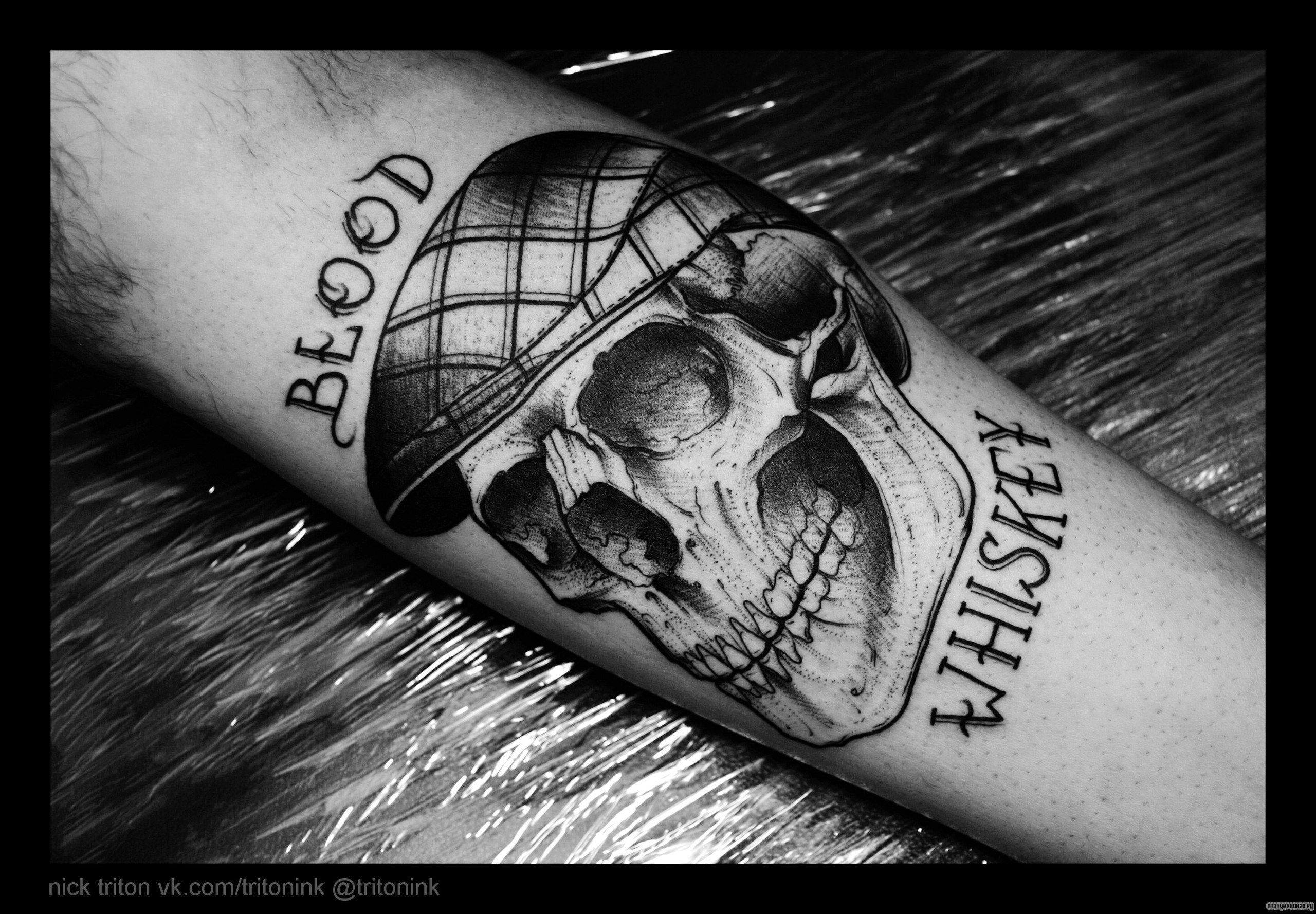 Фотография татуировки под названием «Череп в кепке с надписью»