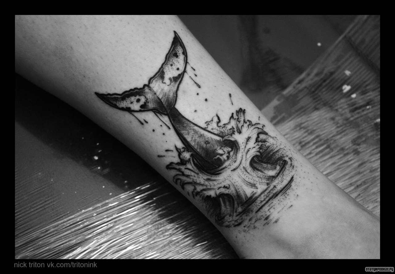 Фотография татуировки под названием «Хвост кита»