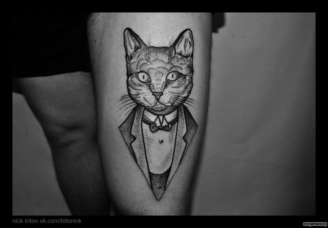Фотография татуировки под названием «Кот в костюме»