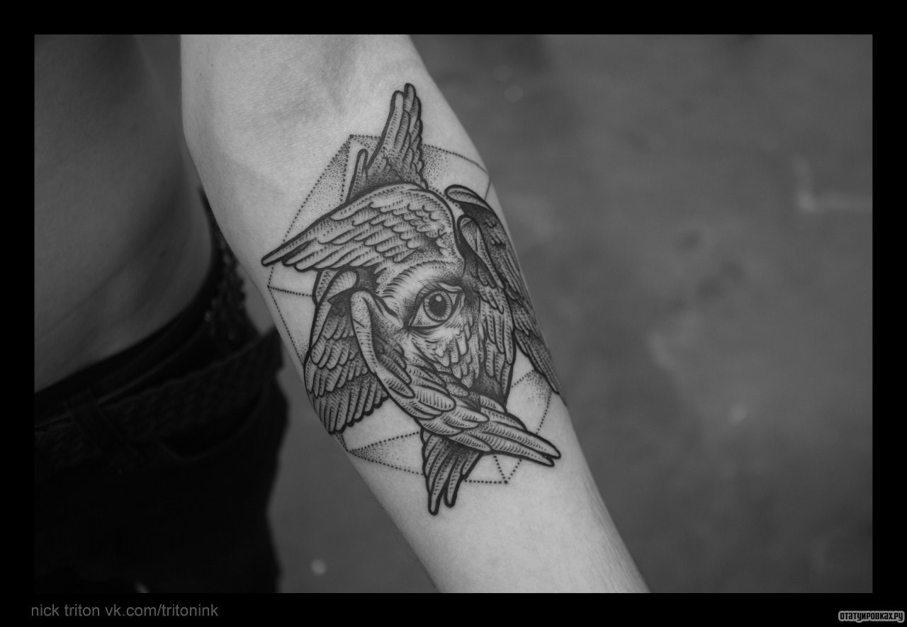 Фотография татуировки под названием «Крылья с глазом»