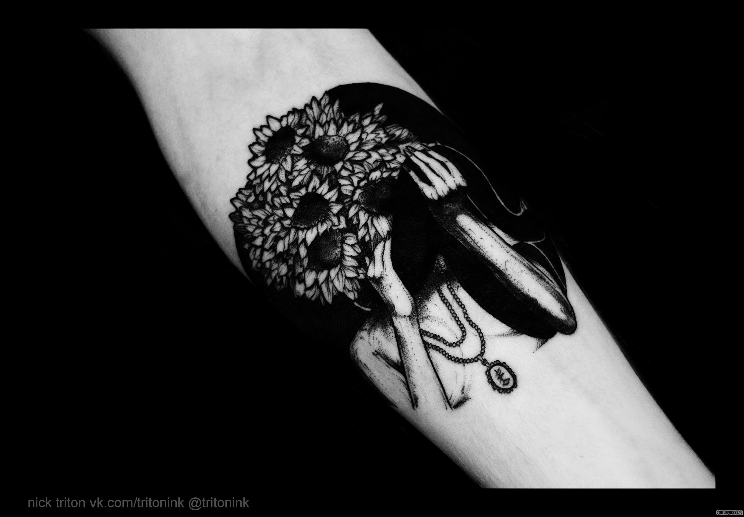 Фотография татуировки под названием «Девушка нюхает подсолнухи»