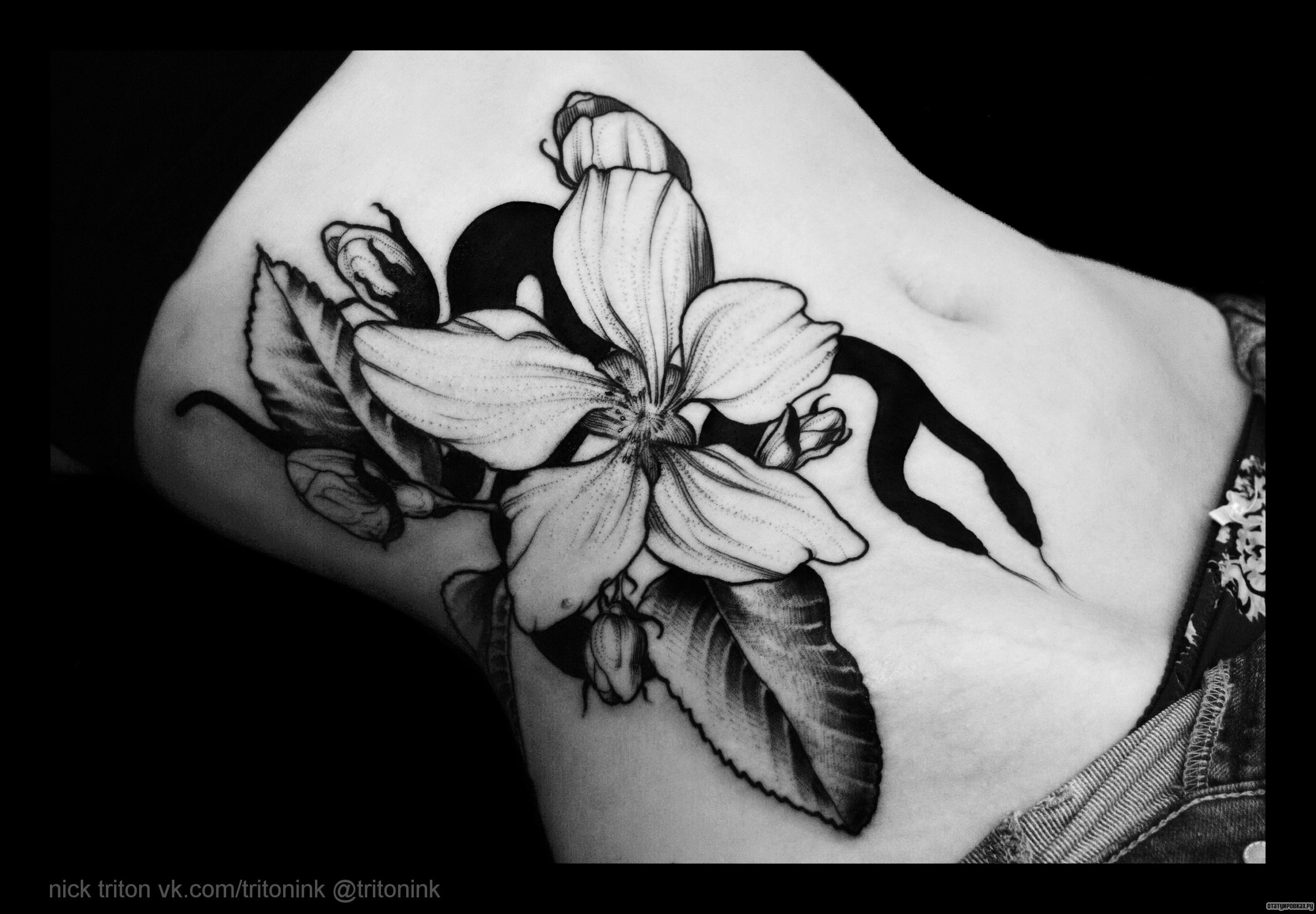 Фотография татуировки под названием «Белая лилия»