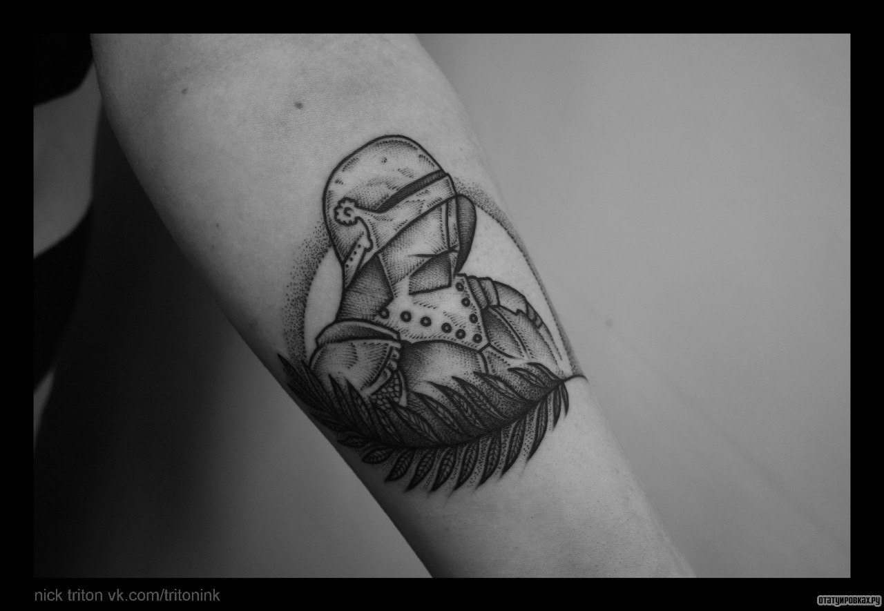 Фотография татуировки под названием «Человек в доспехах и ветка»