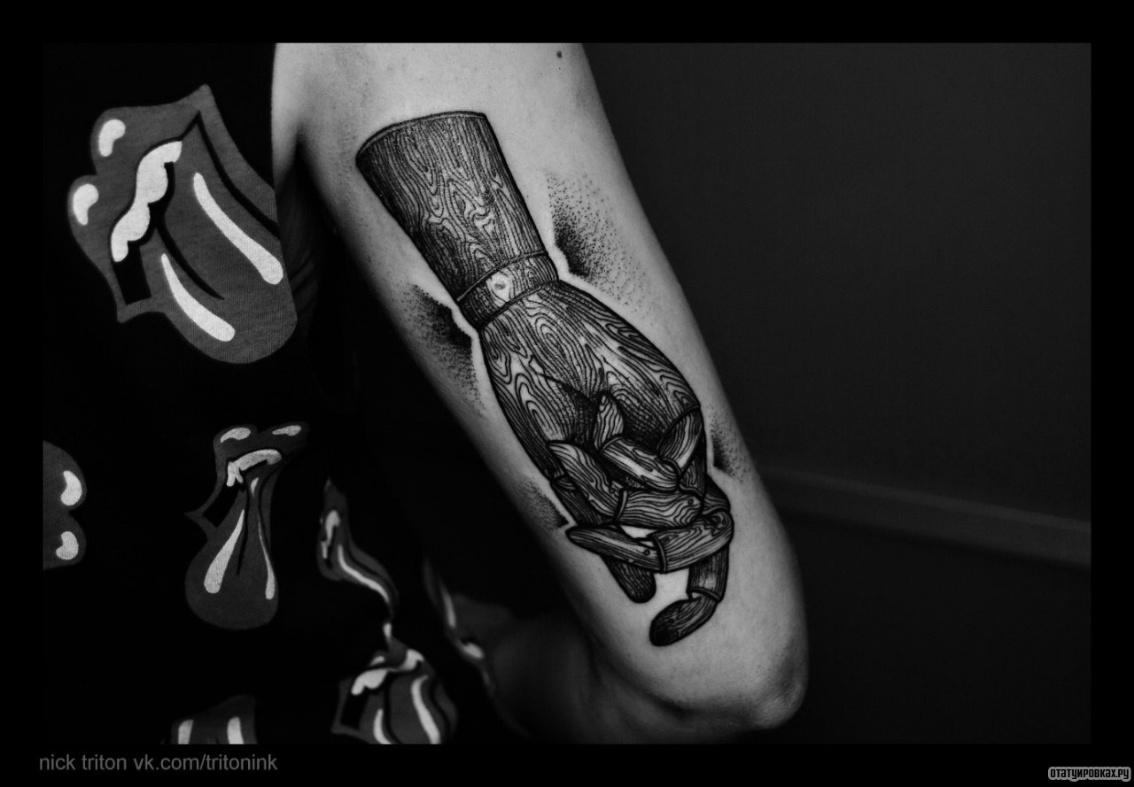 Фотография татуировки под названием «Деревянная рука»