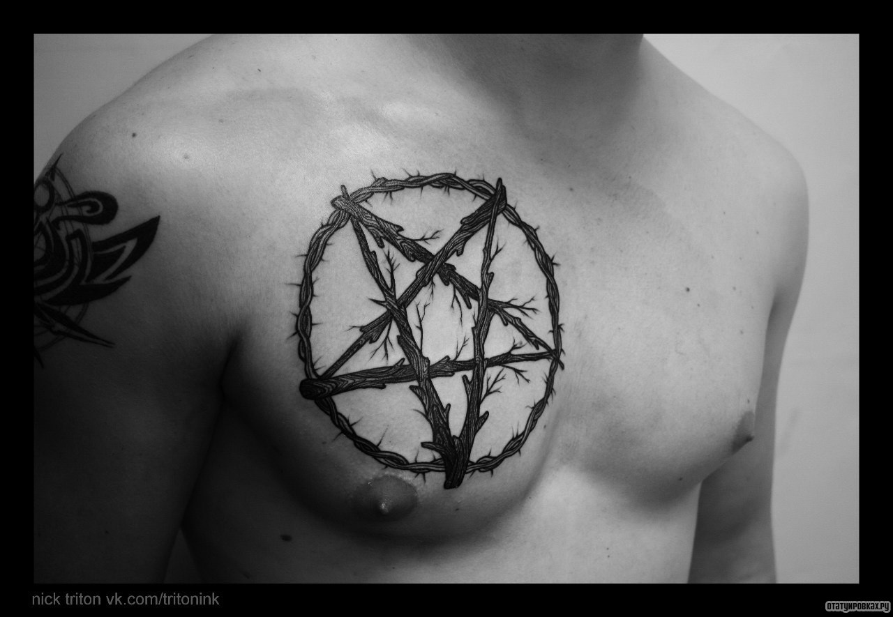 Фотография татуировки под названием «Звезда в круге из колючей проволоки»