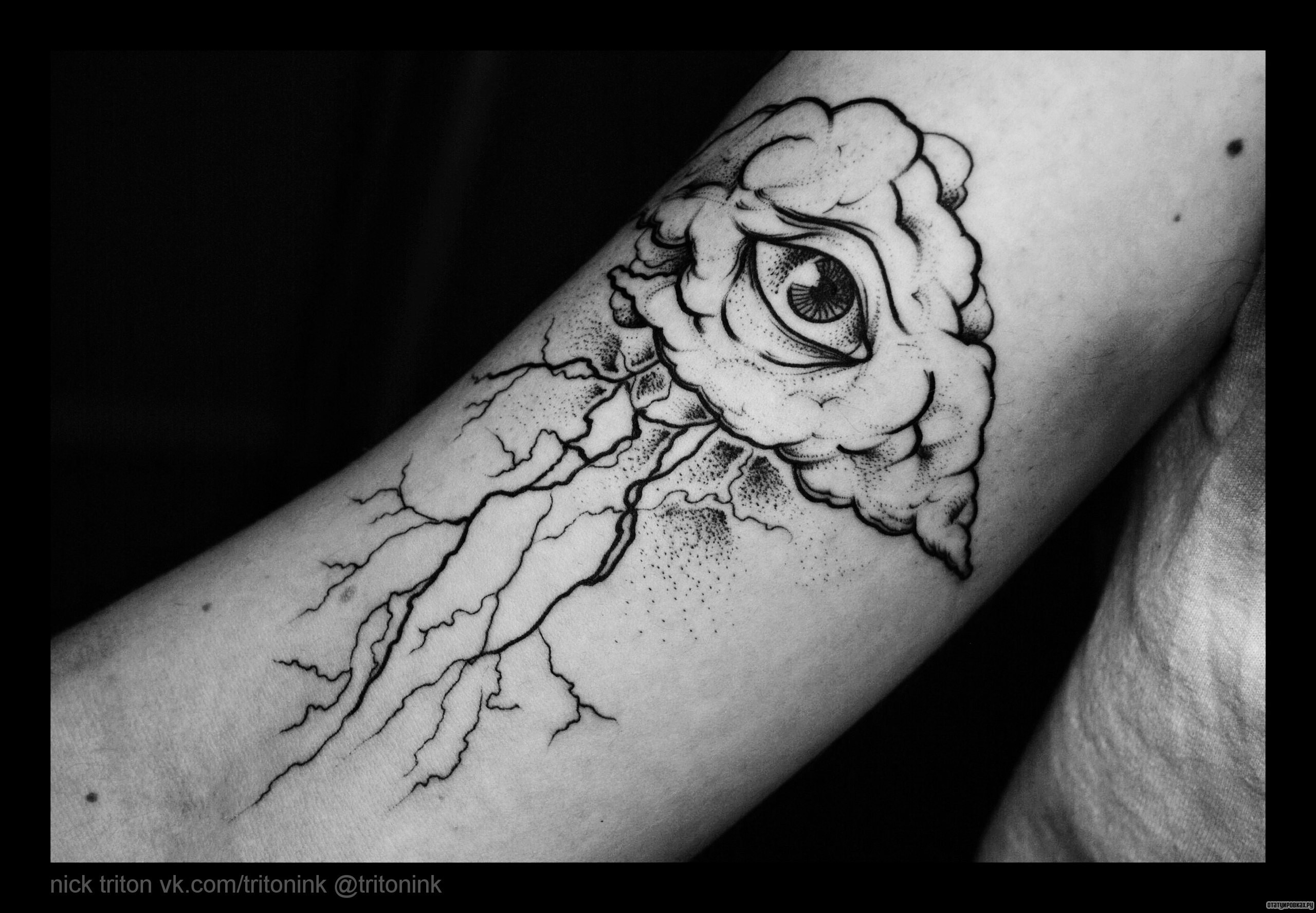 Фотография татуировки под названием «Облако с глазом и молнией»