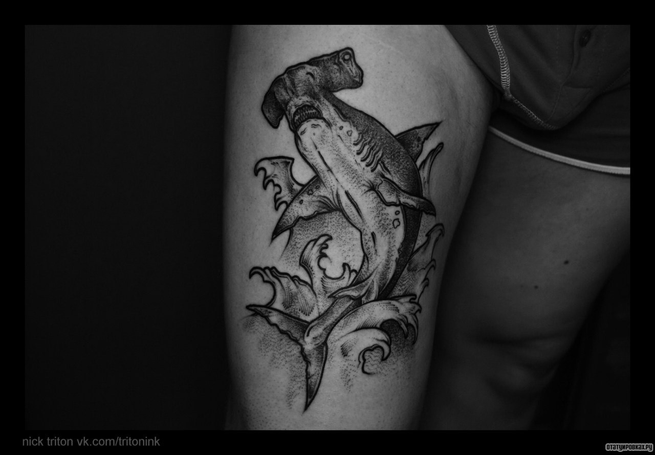 Фотография татуировки под названием «Акула молот в волнах»