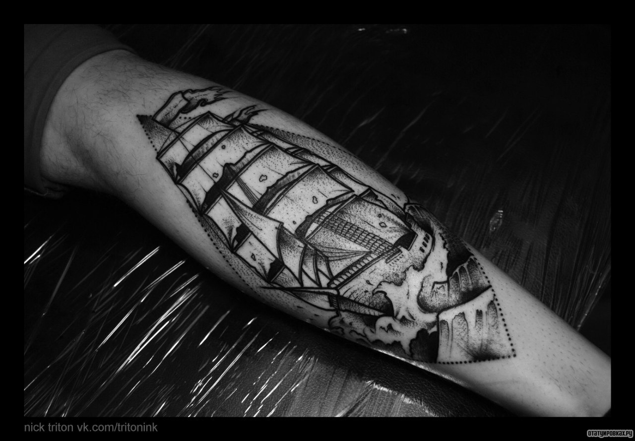 Фотография татуировки под названием «Корабль в волнах»