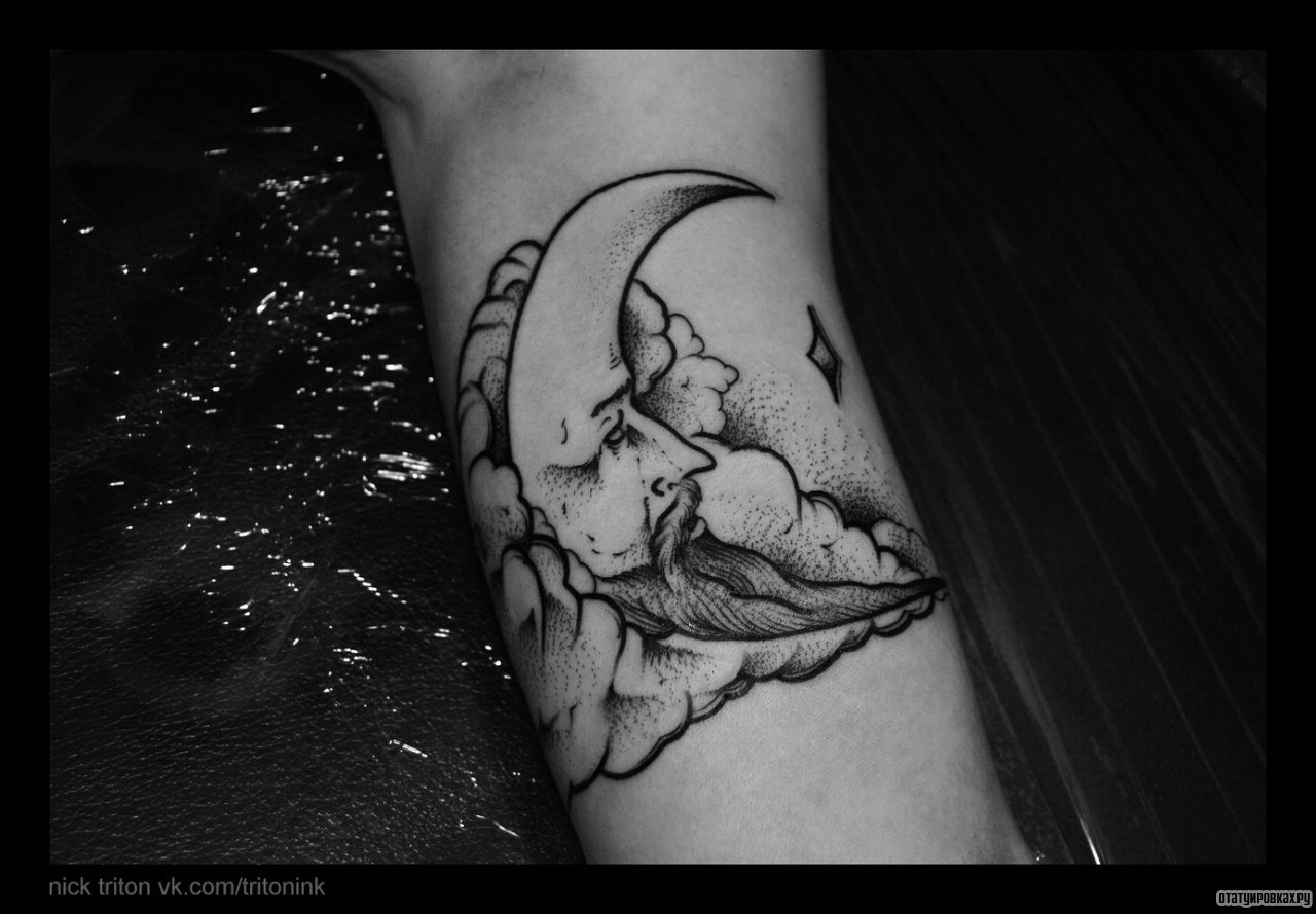 Фотография татуировки под названием «Месяц в облаках»