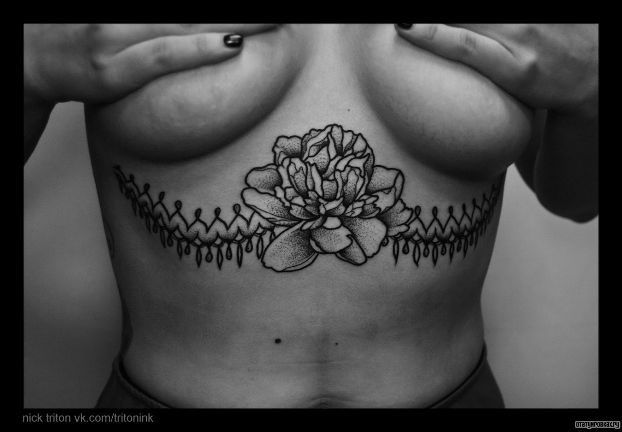 Фотография татуировки под названием «Пион с украшением»