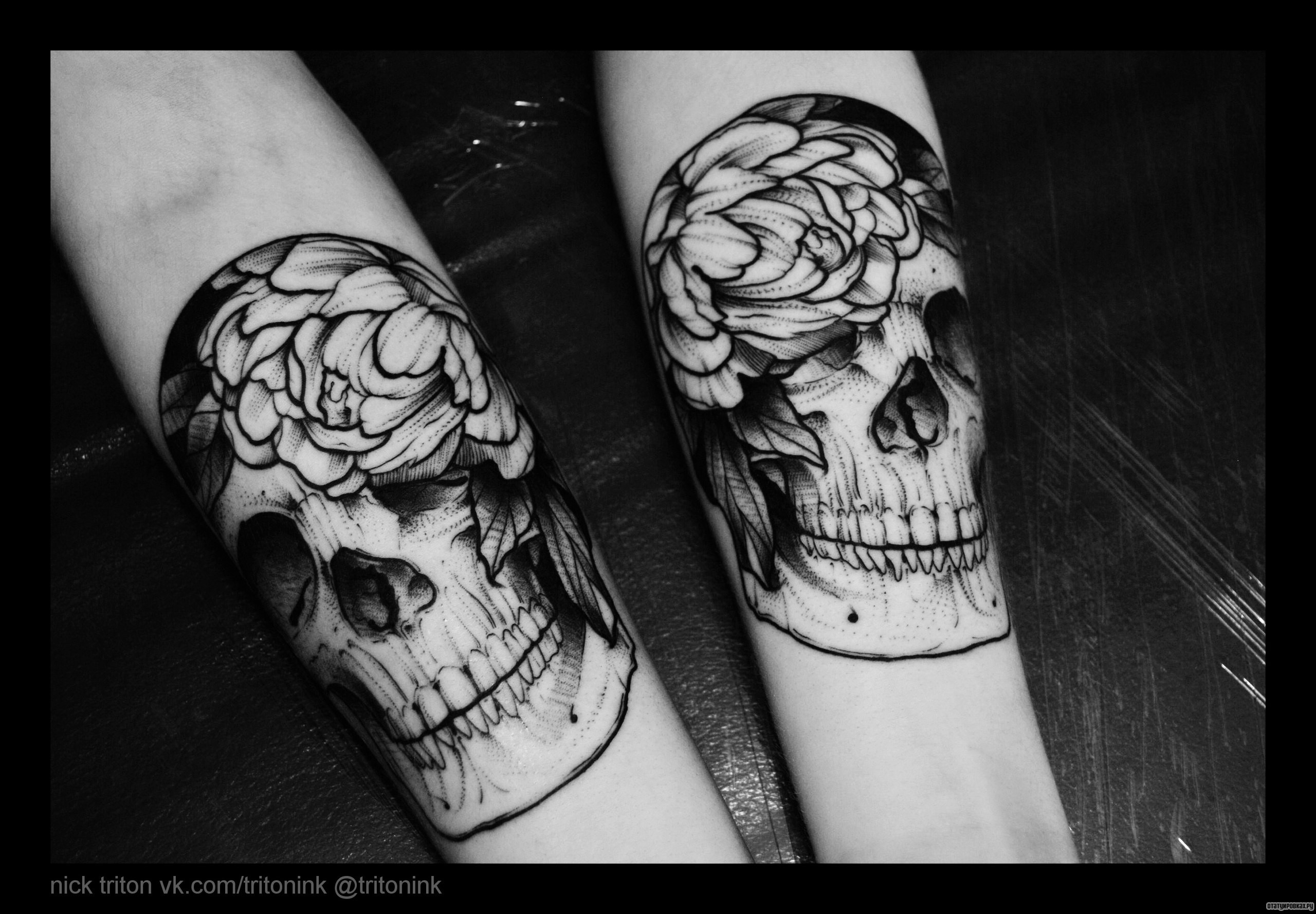 Фотография татуировки под названием «Черепа с цветком»