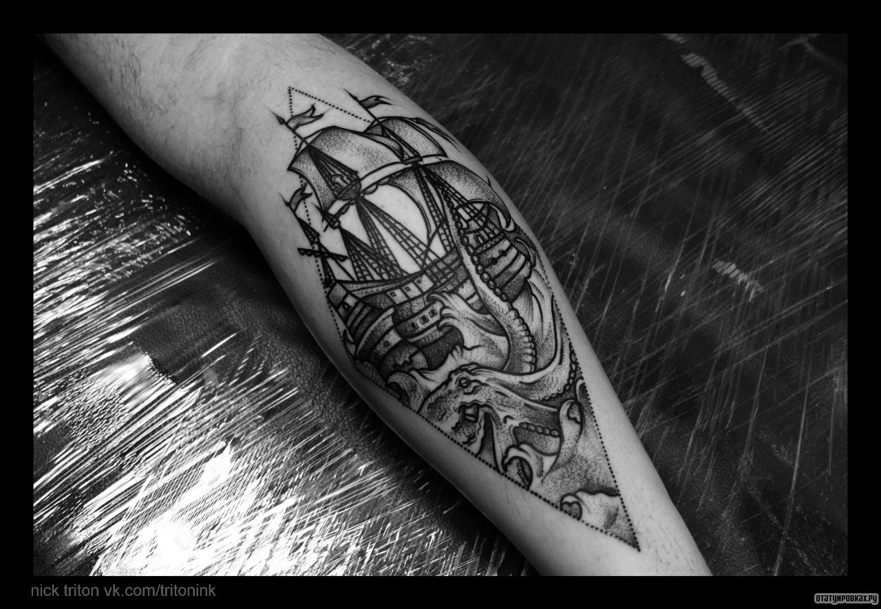 Фотография татуировки под названием «Корабль, осьминог»