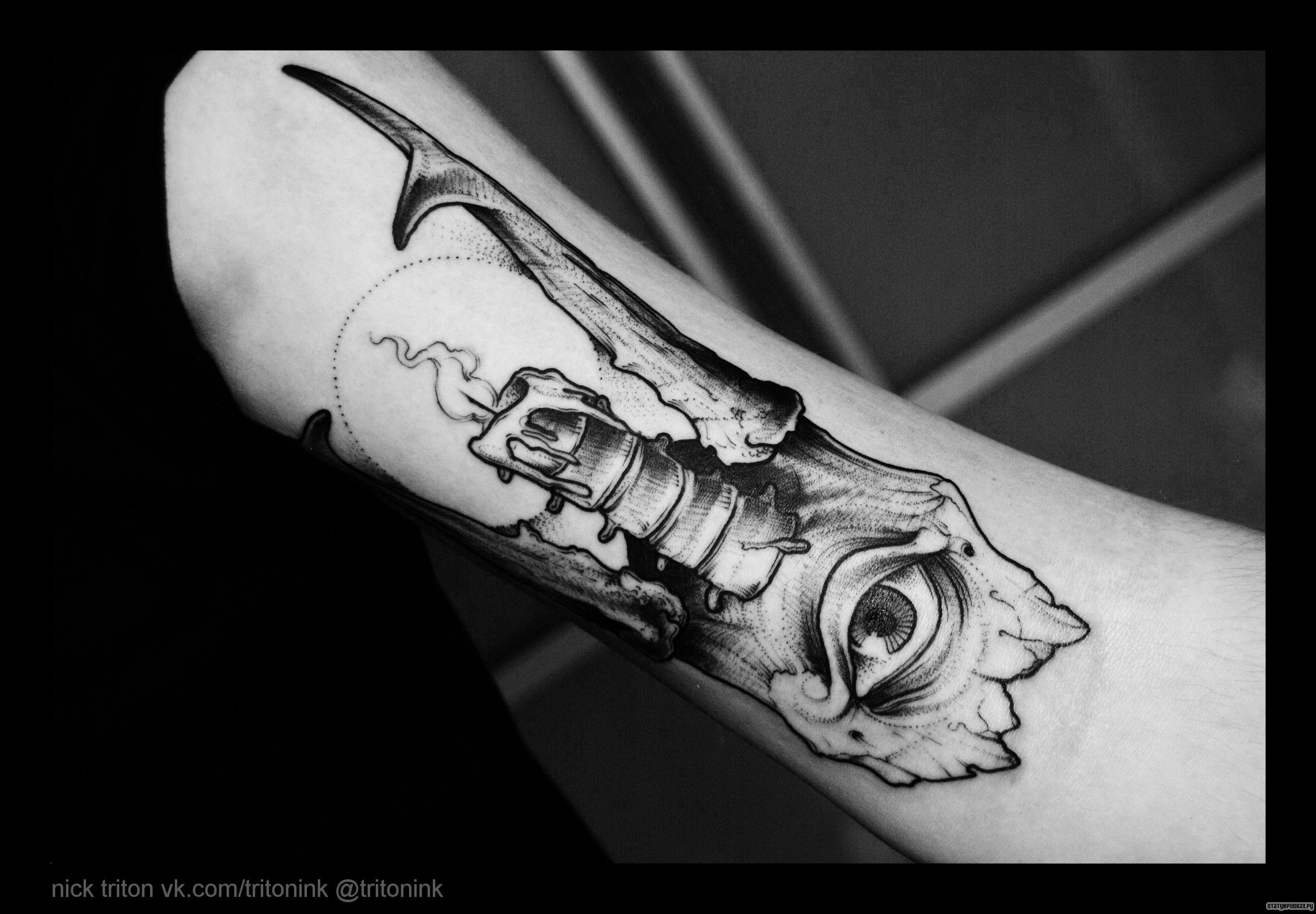 Фотография татуировки под названием «Свеча с глазом»