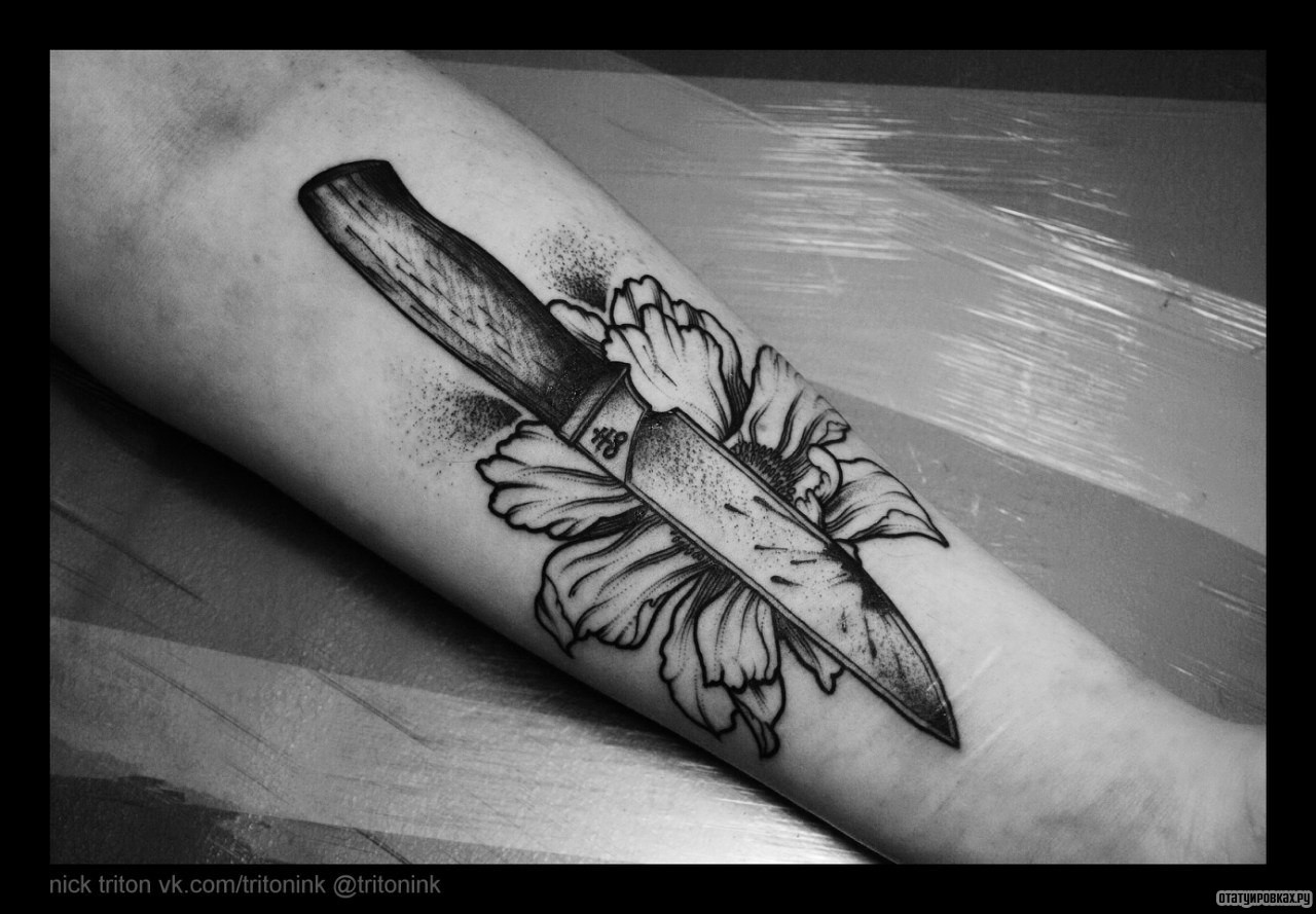 Фотография татуировки под названием «Нож на фоне цветка»