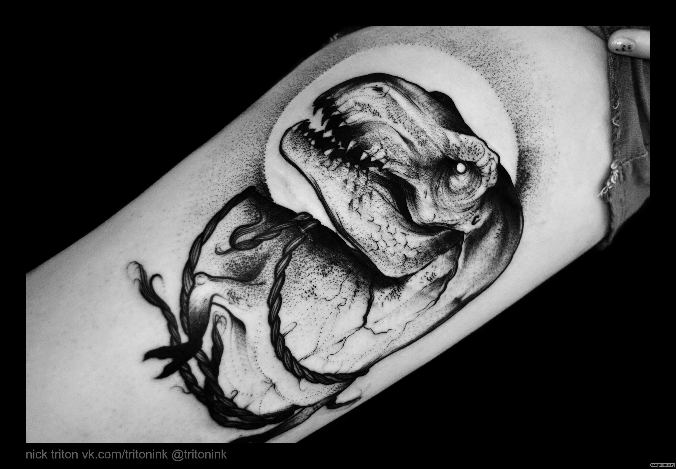 Фотография татуировки под названием «Динозавр»