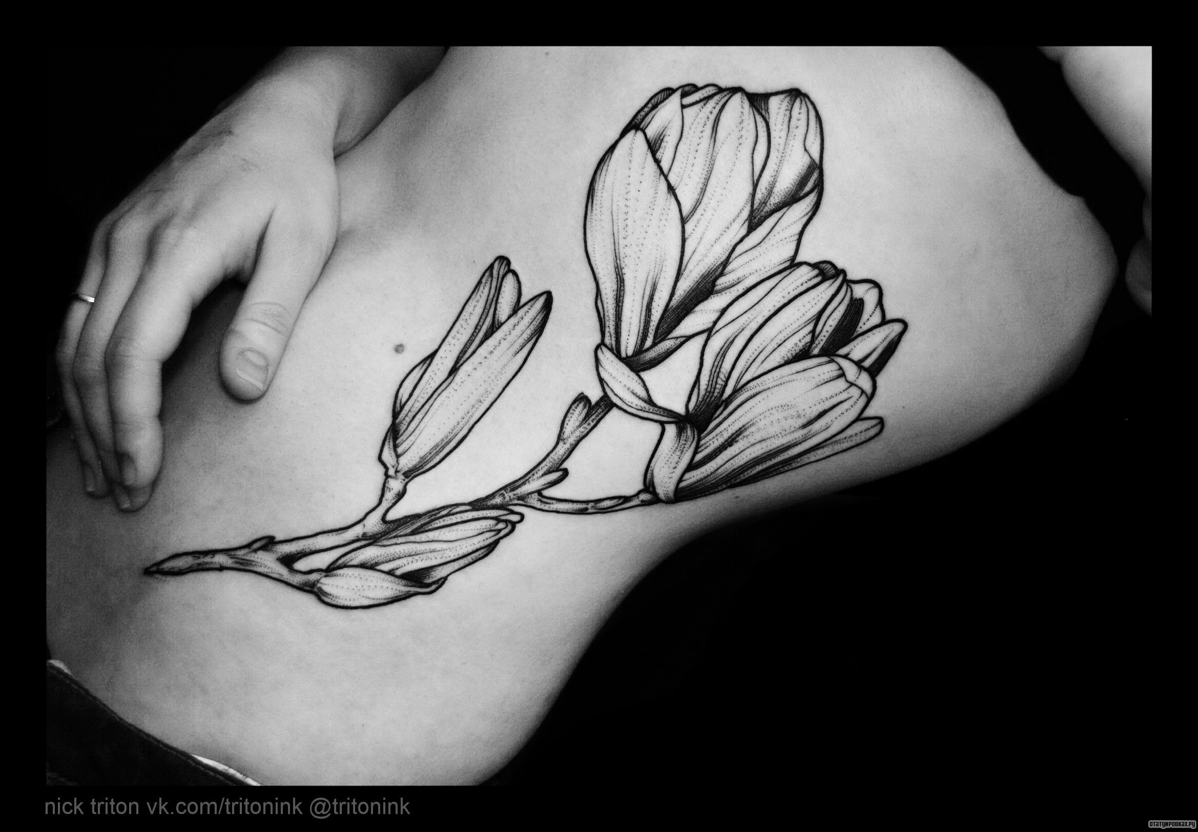 Фотография татуировки под названием «Два цветка»