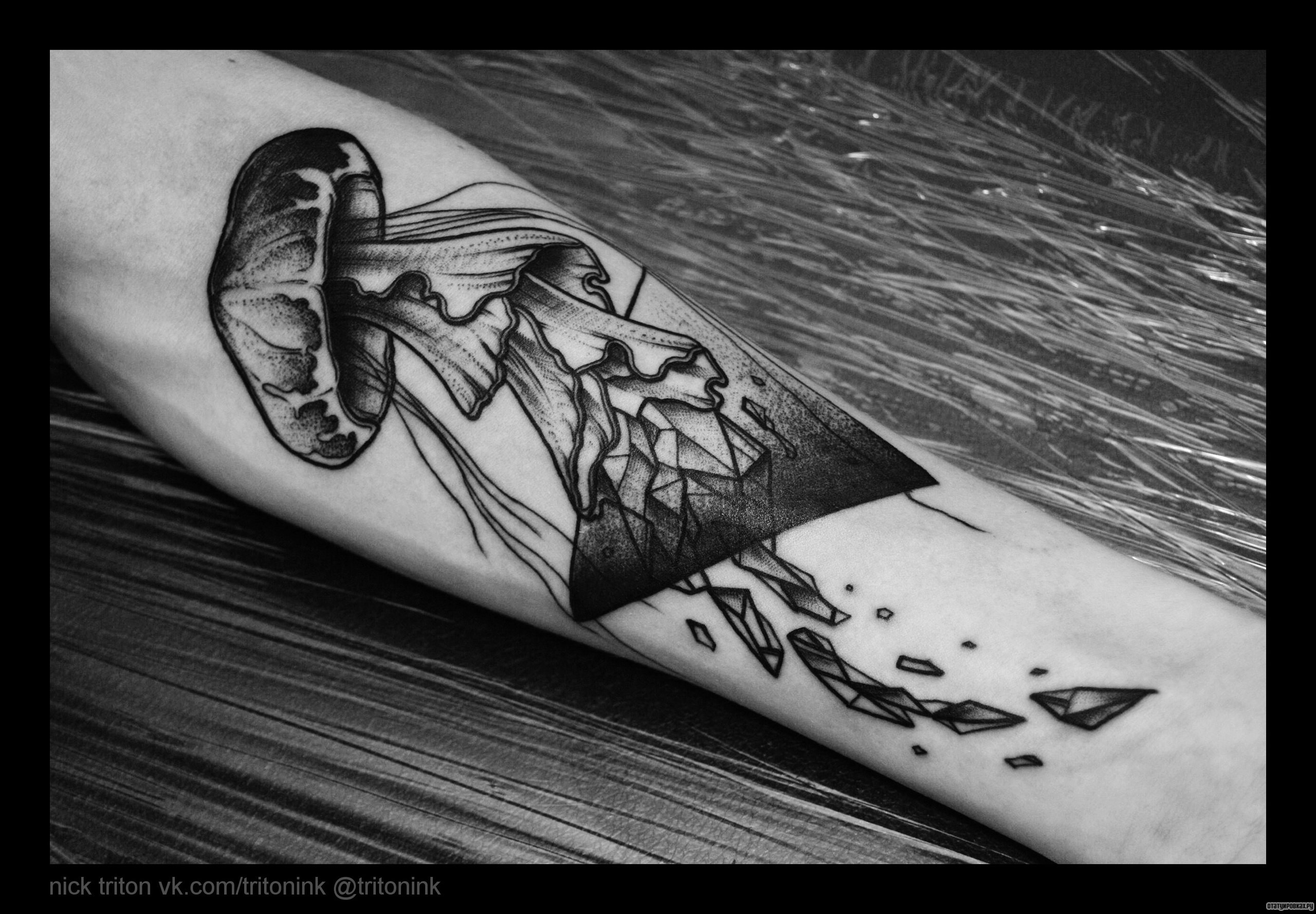 Фотография татуировки под названием «Медуза и треугольник»