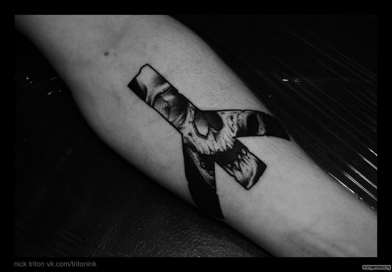 Фотография татуировки под названием «Руна с черепом на фоне»