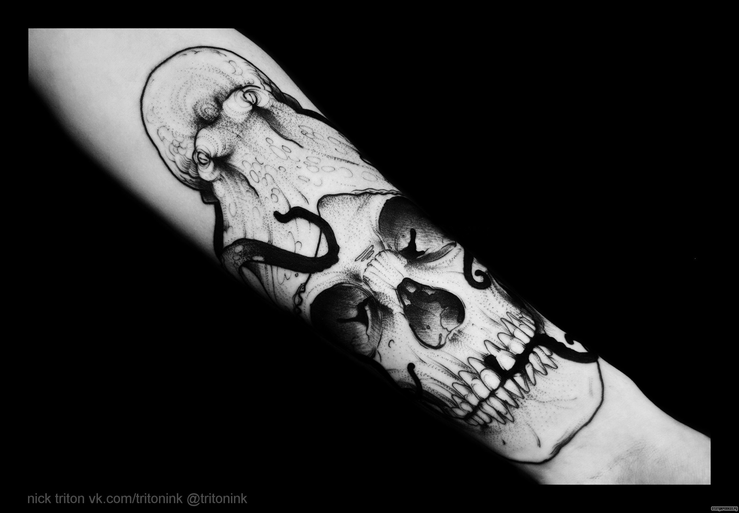 Фотография татуировки под названием «Череп с осьминогом»