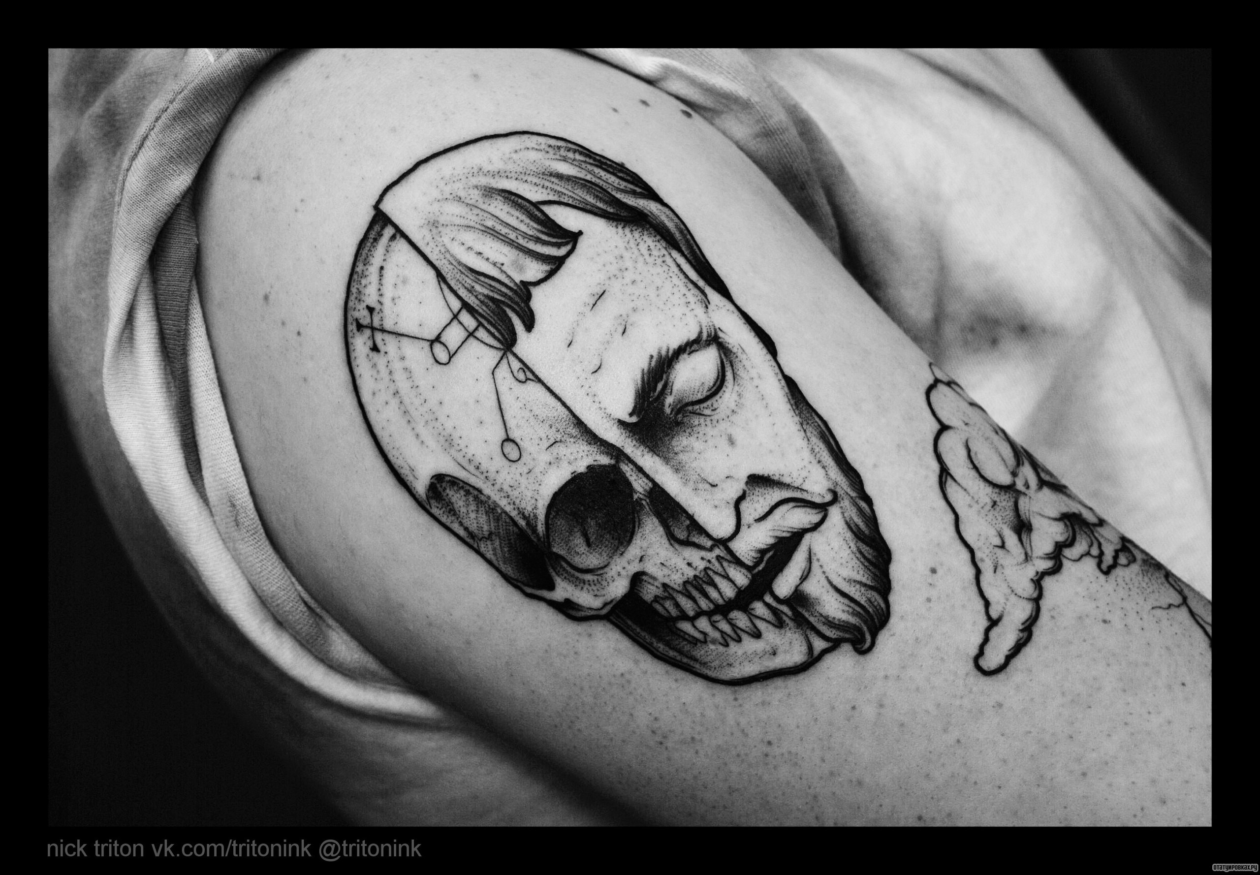 Фотография татуировки под названием «Половина лица и половина черепа»