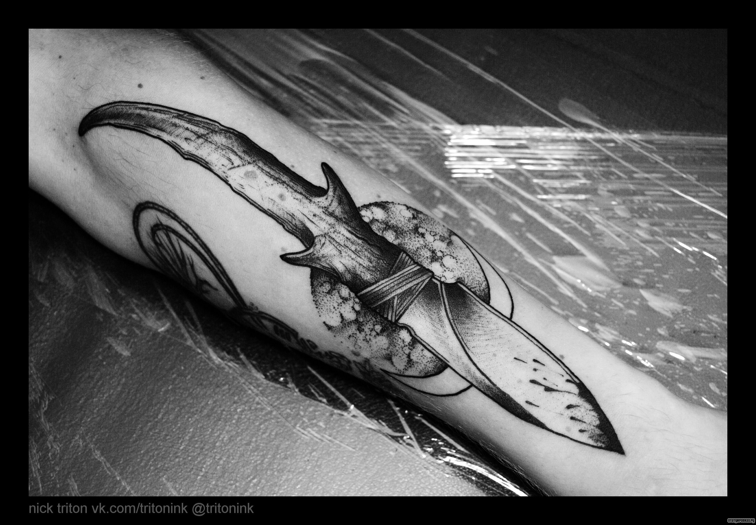 Фотография татуировки под названием «Нож на фоне месяца»