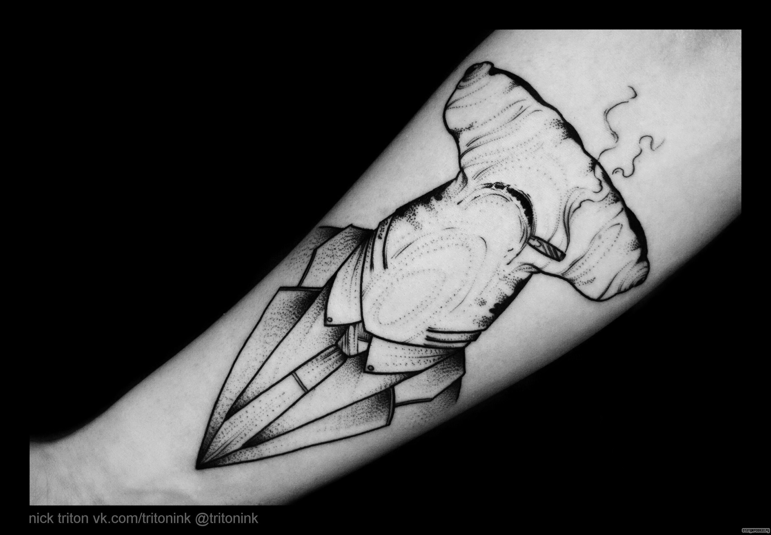 Фотография татуировки под названием «Акула молот в пиджаке»