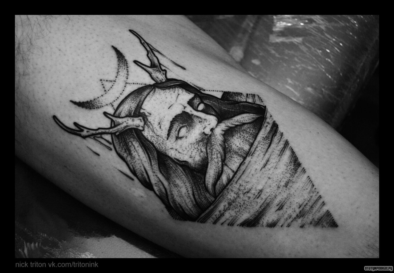Фотография татуировки под названием «Дед с рогами и месяцем»