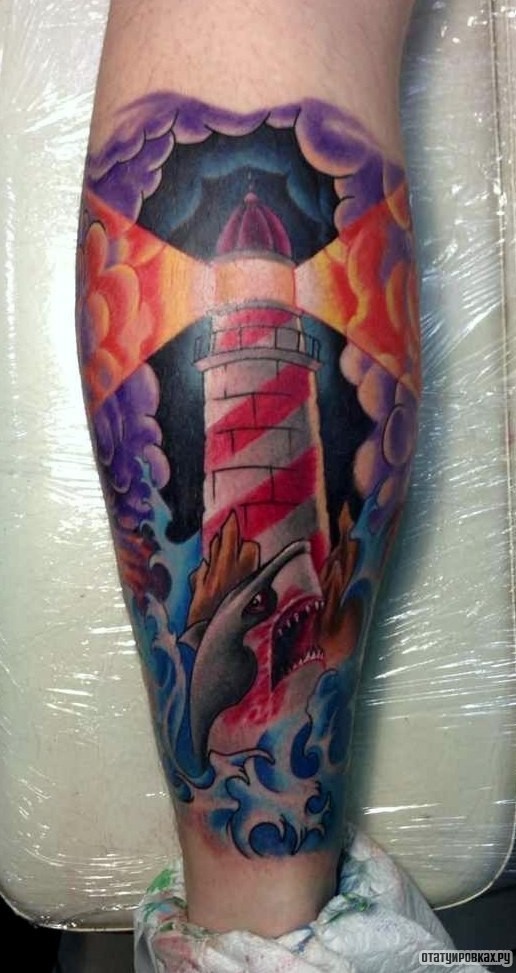 Фотография татуировки под названием «Маяк с акулой»