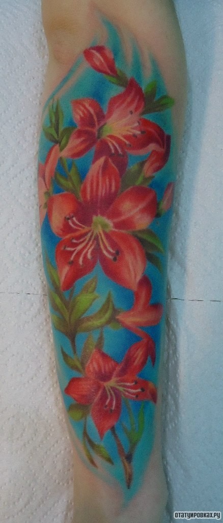 Фотография татуировки под названием «Алые лилии»