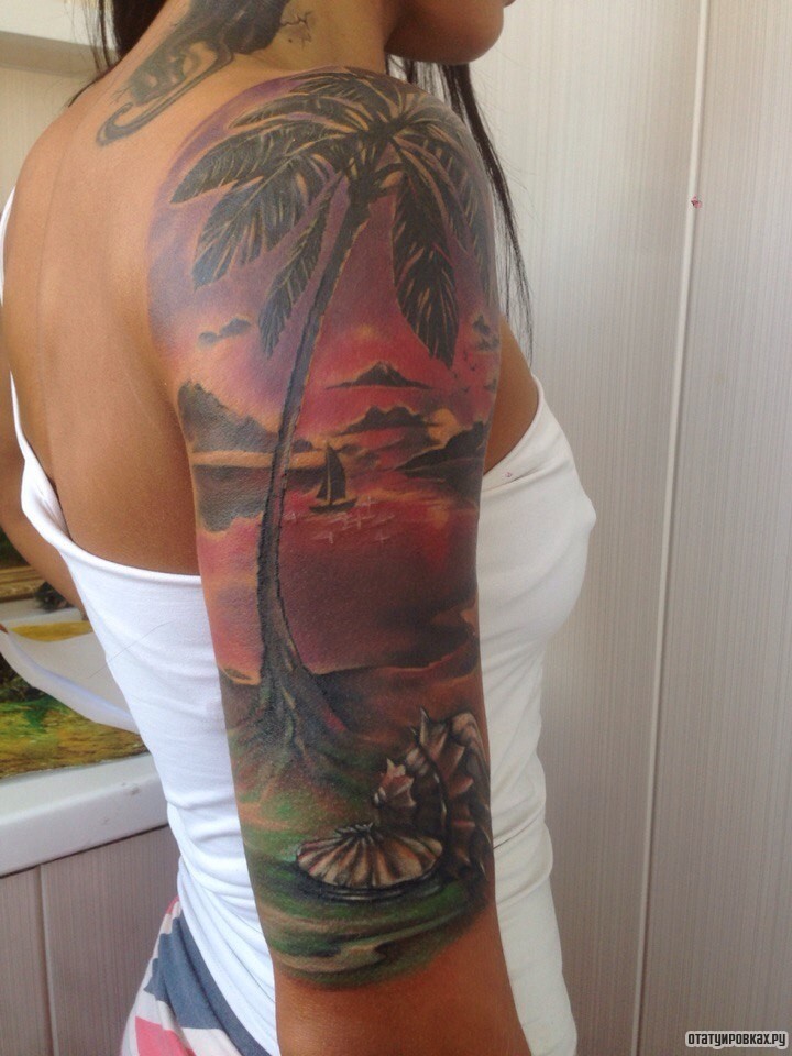 Фотография татуировки под названием «Пальма с кораблем и ракушками»