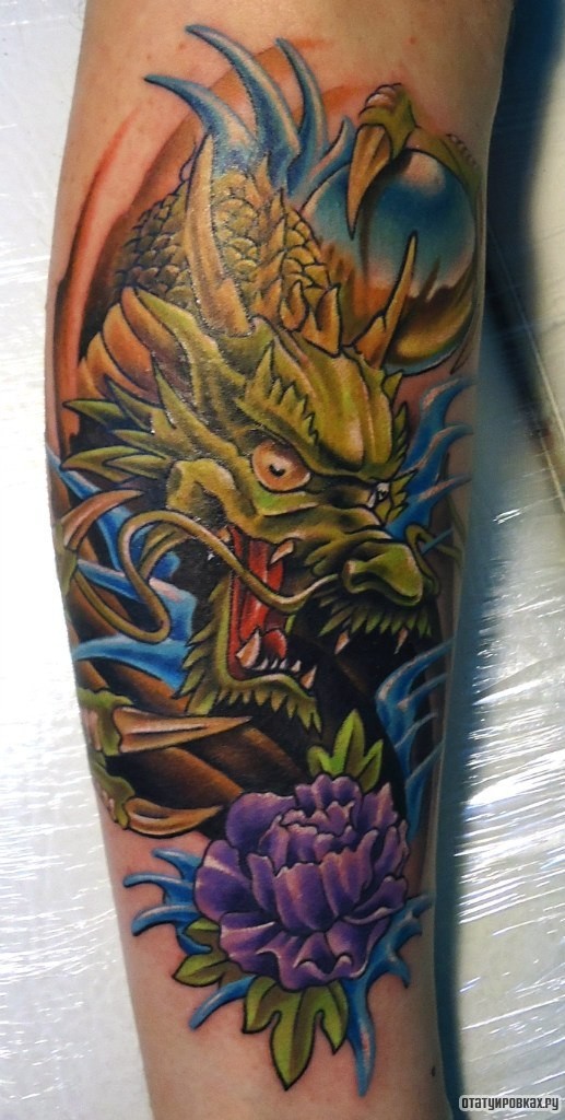 Фотография татуировки под названием «Дракон в китайском стиле с пионом»