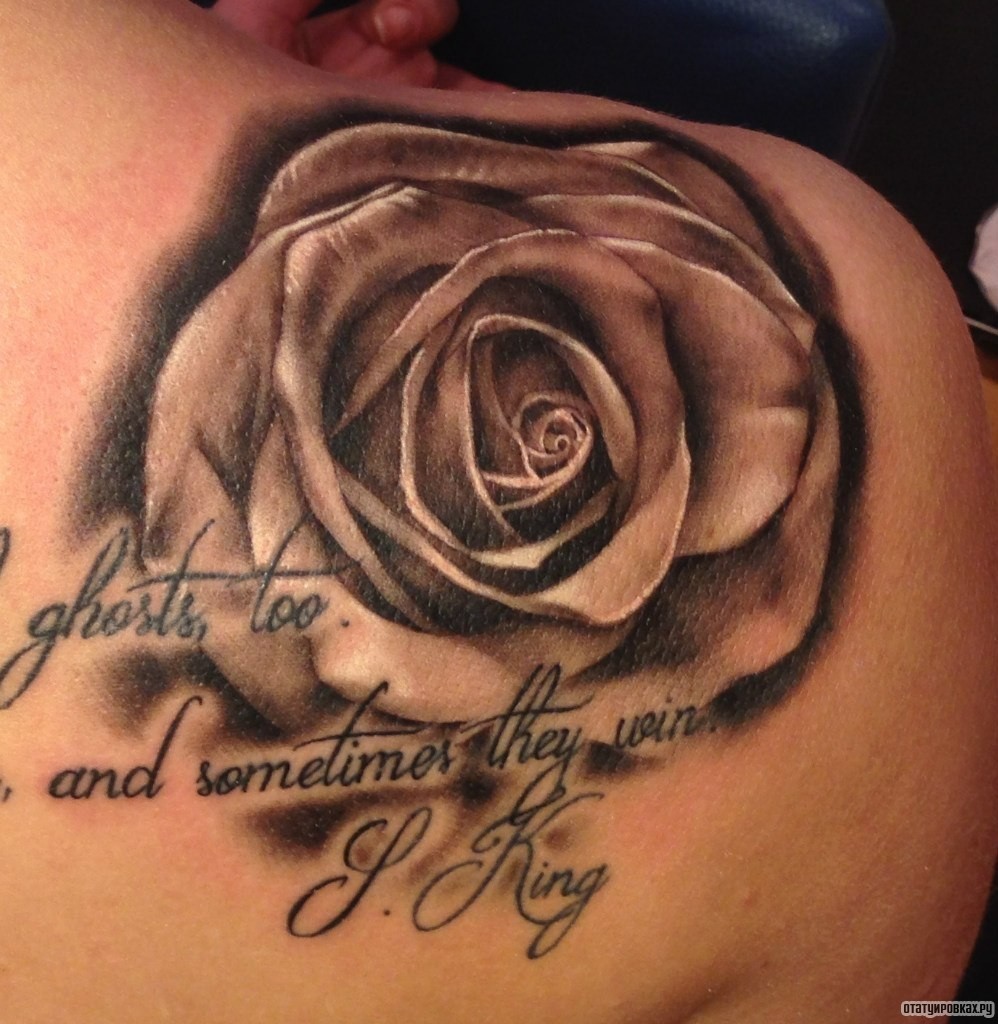Фотография татуировки под названием «3д роза и надписи»