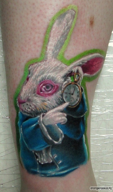 Фотография татуировки под названием «Заяц с часами в руках»