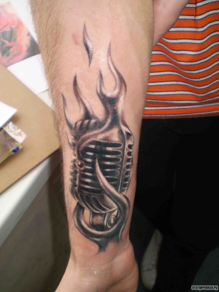 Фотография татуировки под названием «Студийный микрофон в огне»