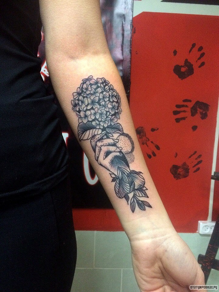 Фотография татуировки под названием «Рука держит букет с цветами»