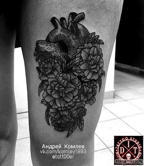 Фотография татуировки под названием «Сердце в цветах графика»