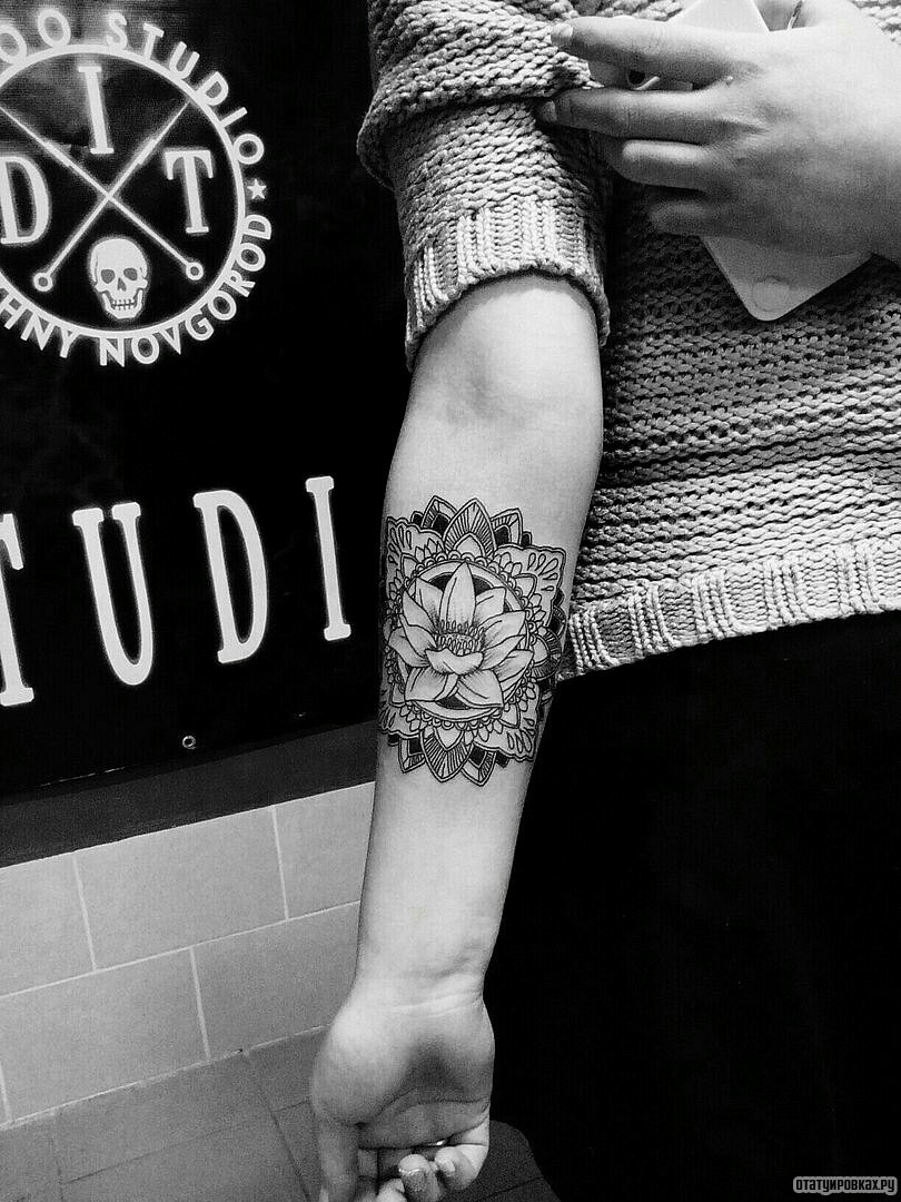 Фотография татуировки под названием «Мандала с лотосом»