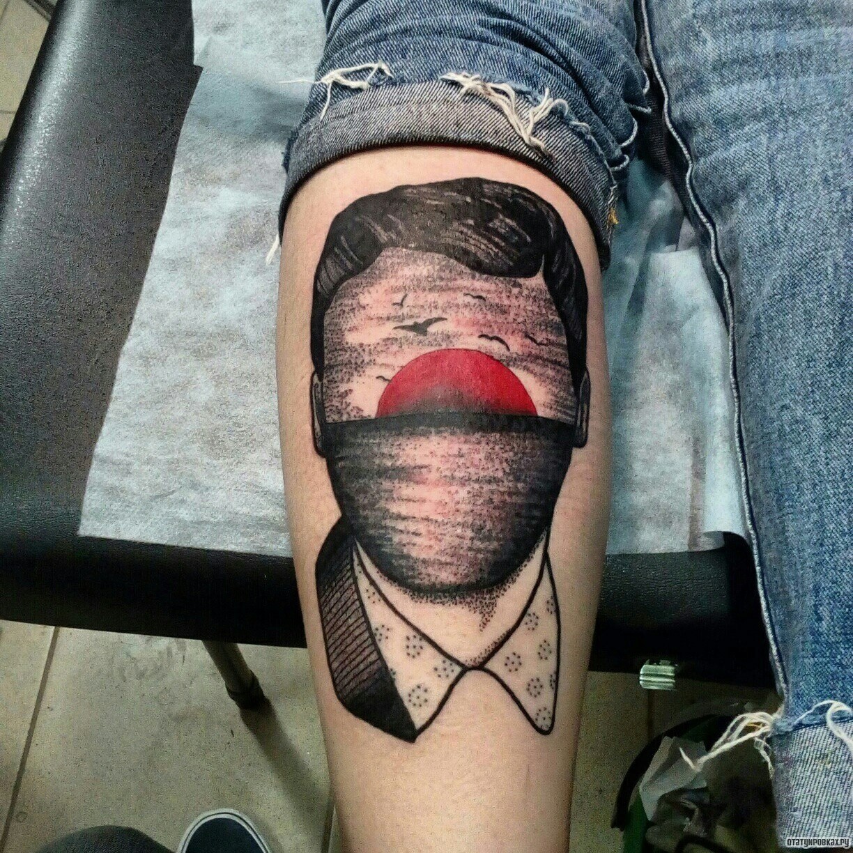 Фотография татуировки под названием «Человек с закатом на лице»