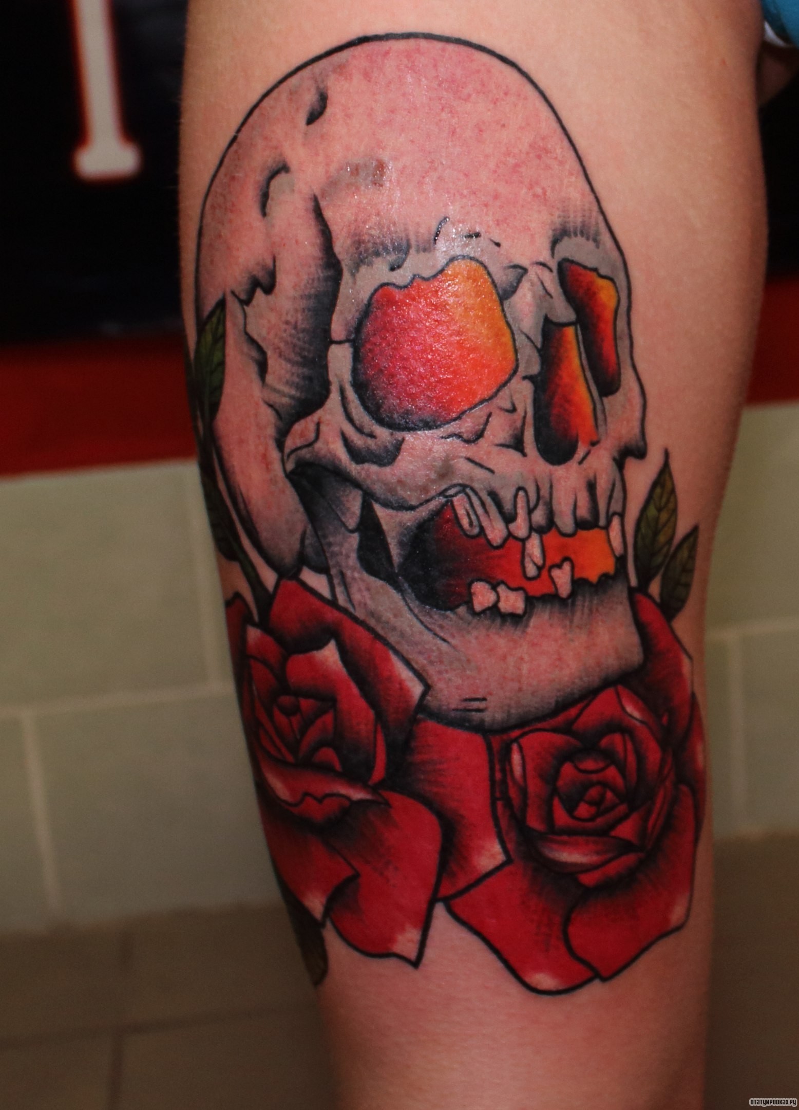 Фотография татуировки под названием «Череп с розами»