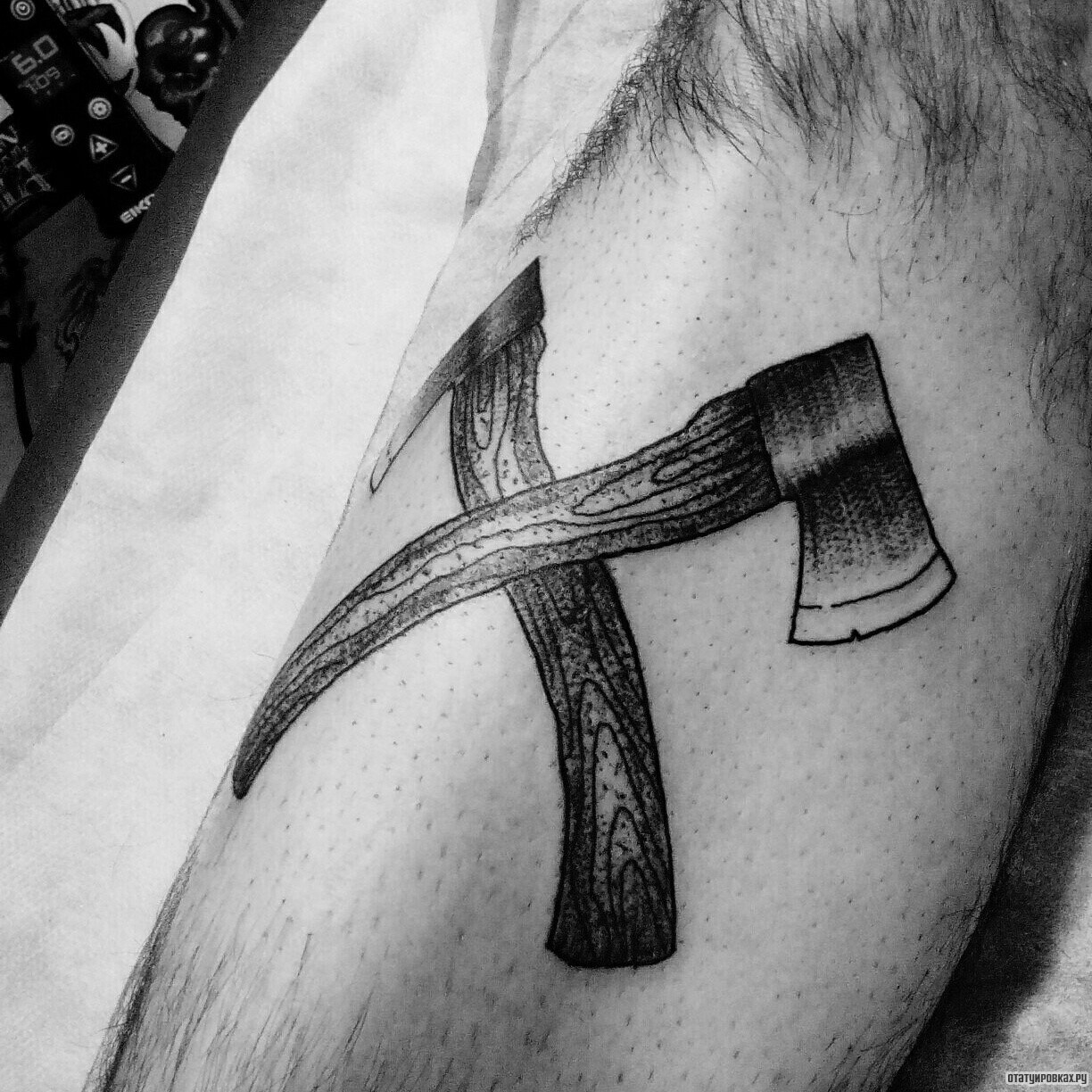 Фотография татуировки под названием «Два скрещенных топора»