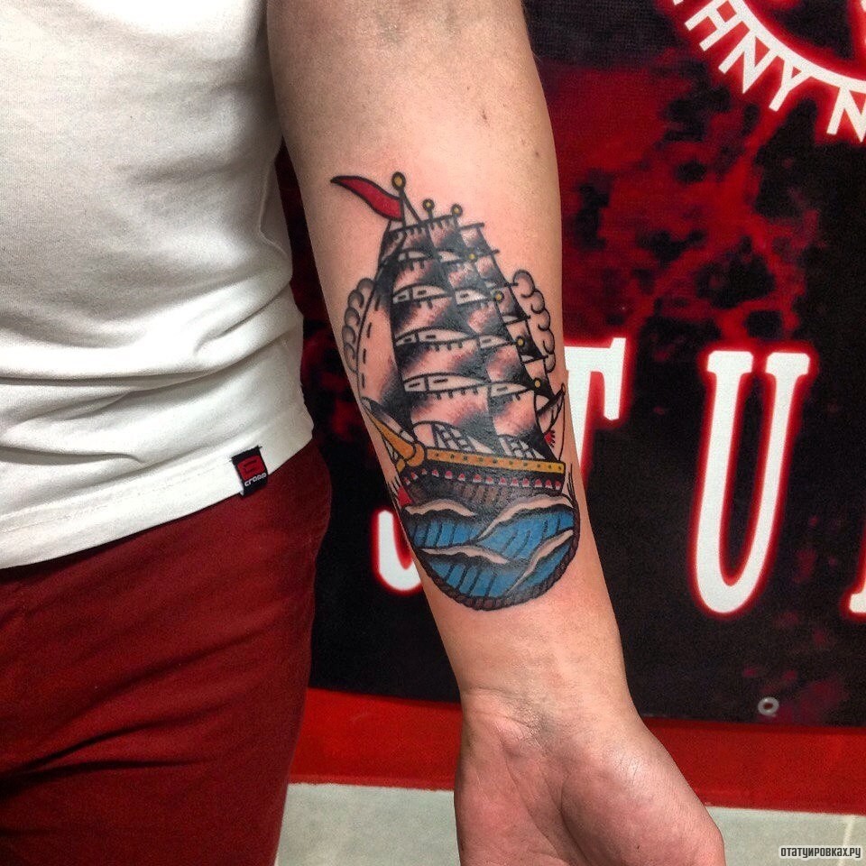 Фотография татуировки под названием «Кораблик в волнах»