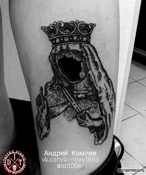 Фотография татуировки под названием «Девушка в короне без лица»